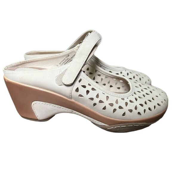 𝅺Solanz Vespa clogs cream lazer cut size 7.5 shoes ankle strap - Picture 2 of 14